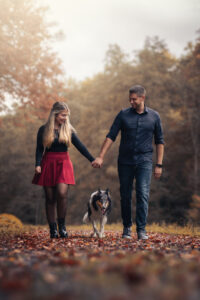 Paar beim Tiershooting auf Herbstweg, Hundefotograf fängt den Moment ein.