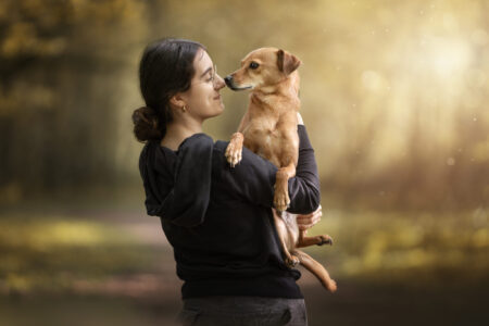 Hundefotograf fängt im Tiershooting einen freudigen Moment mit kleinem Hund ein.