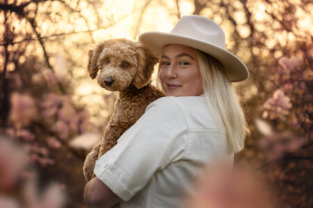 Tiershooting: Frau mit Hund, Blumen, Sonne draußen, Tierfotograf Atmosphäre.