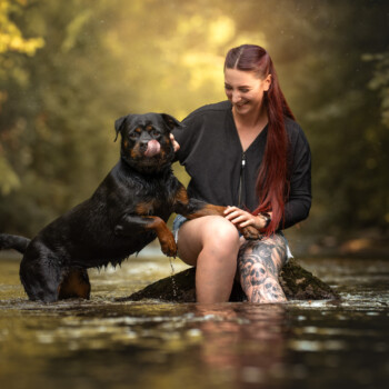 Frau mit Rottweiler bei einem Tiershooting durch einen professionellen Hundefotografen.